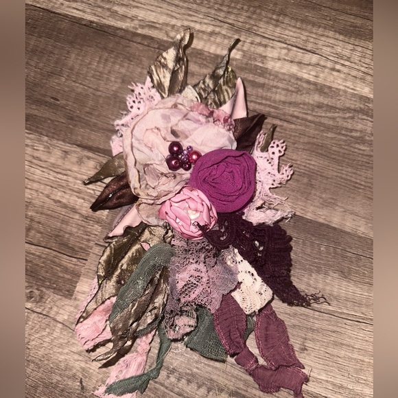 Vintage Flower pin Accessory in Pink and plum - Picture 2 of 3